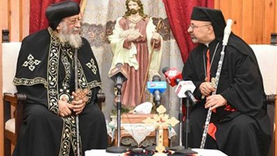 الأنبا إسحق ووفد من الكنيسة الكاثوليكية يهنئون البابا تواضروس بعيد الميلاد المجيد