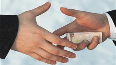 ضبط متهم في قضية قتل يعرض رشوة على كاتب بمستشفى بالخليفة