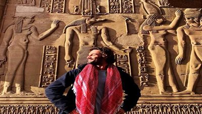 الممثل الإسباني إيفان سانشيز يحتفي بزيارته لأسوان والأقصر ويصفها بالحلم