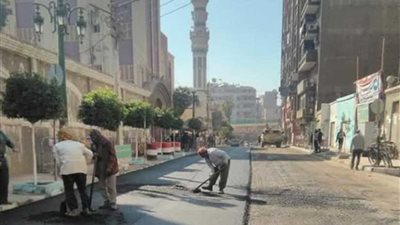 رصف شارع النميس بحي شرق أسيوط بعد الانتهاء من توصيل المرافق