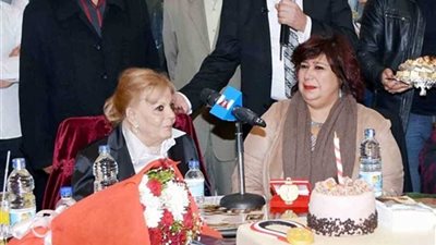 وزيرة الثقافة تزور الفنانة نادية لطفى لتسليمها جائزة الدولة