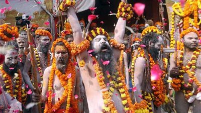 الشرطة الهندية ترافق امرأة أثناء دخولها معبدا وسط رفض هندوس