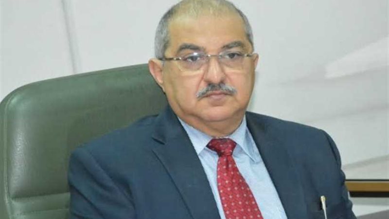 الجمال مشرفاً على