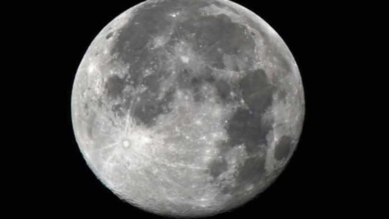 4 تساؤلات عن القمر..