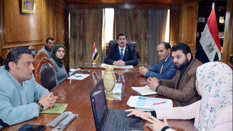 محافظ القليوبية يناقش