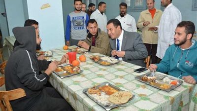 نائب رئيس جامعة أسيوط يشارك الطلاب المغتربين وجبة الغداء