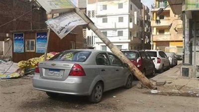 بسبب الطقس.. سقوط عمود إنارة على سيارة بالمنصورة