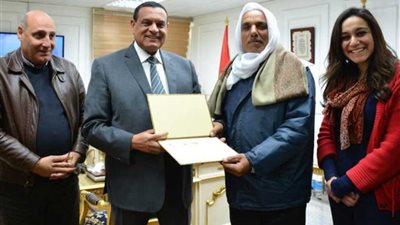 آمنة يكرم عامل مزلقان.. أنقذ البحيرة من كارثة