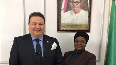 العدوي يوقع بدفتر التعازي بسفارة نيجيريا في وفاة الرئيس الأسبق