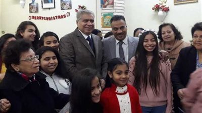 محافظ المنيا يهنئ أطفال دار البنات القبطية بعيد الميلاد المجيد