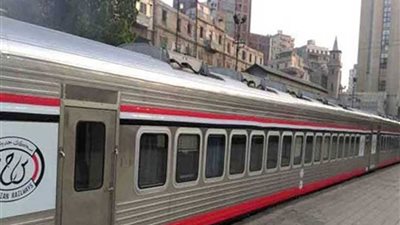 السكة الحديد: إصابة 3 أشخاص بعد اقتحام سيارة 