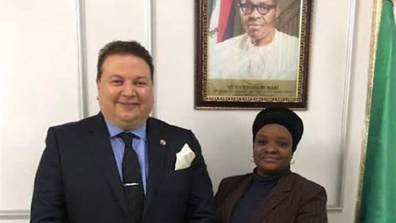 العدوي يوقع بدفتر