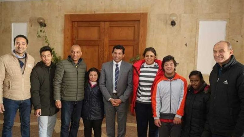 أشرف صبحي يلتقي مجموعة