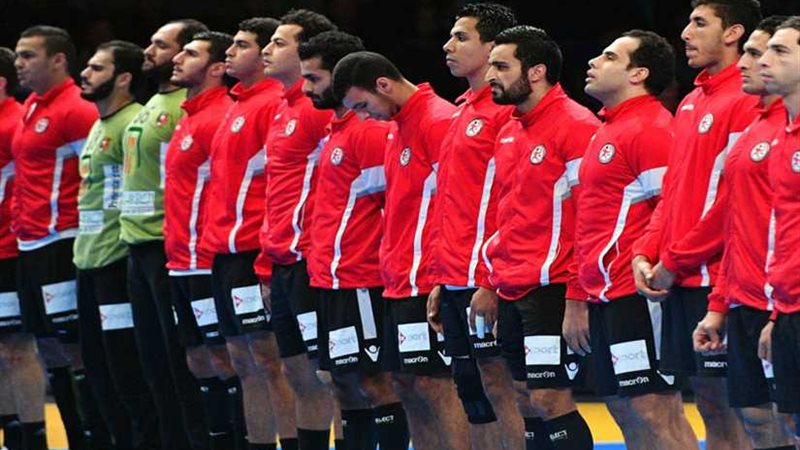 ديفيز يعلن قائمة