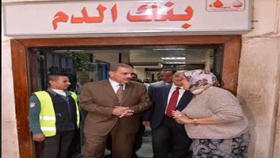 محافظ أسيوط ورئيس الجامعة يتفقدان المعامل المركزية بالجامعة.. (صور)