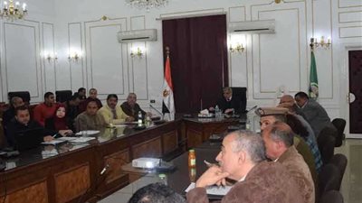 محافظ المنيا يطالب برفع السيارات المتهالكة وإزالة الإعلانات المخالفة