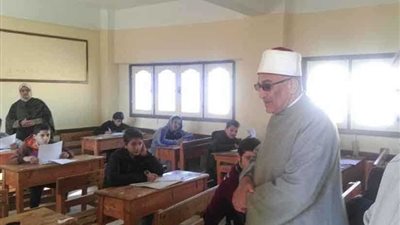 مدير عام المنطقة الأزهرية يتفقد امتحانات نصف العام
