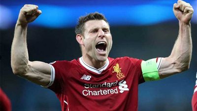 تكريم نجم ليفربول لمشاركته في 500 مباراة بالدوري