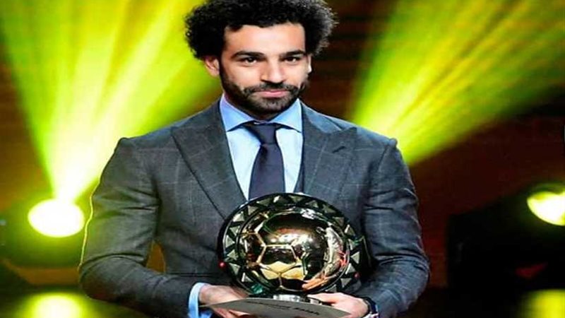 محمد صلاح يتسلم جائزة