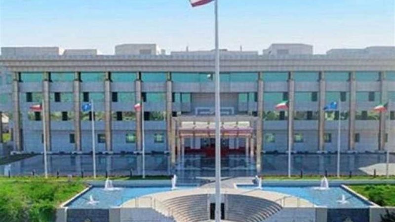 الكويت تهدم حائطا
