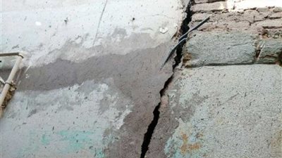 تصدع 10 منازل في 