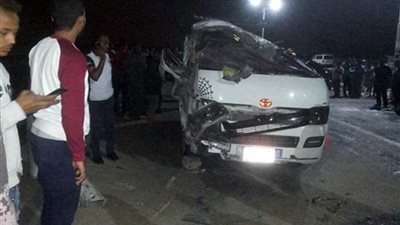 وفاة عجوز وإصابة ١٥ شخصا آخرين في انقلاب ميكروباص بترعة بمطاي