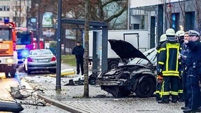 مقتل ثلاثة أشخاص وإصابة 23 آخرين إثر اقتحام سيارة محطة حافلات بكندا