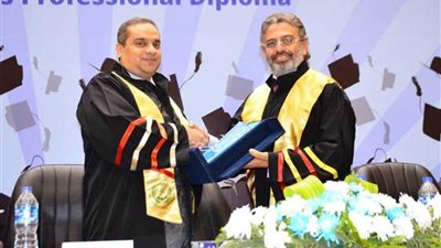 نائب وزير الصحة: الدولة تعاون الصناعات الدوائية ليصبح في متناول المريض.. صور