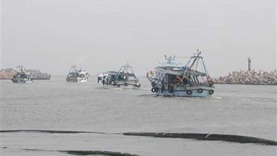 رياح شديدة توقف الصيد والملاحة بالبحيرة