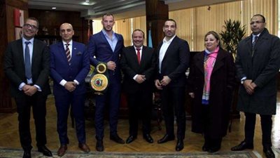 بطلا العالم في الملاكمة يدعمان قمة 