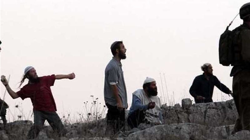 مستوطنون يرشقون مركبات