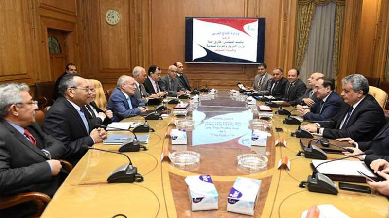 العصار  والملا يناقشان