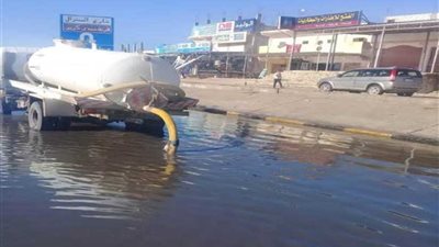 رفع تجمعات مياه الأمطار ببرج العرب.. (صور)