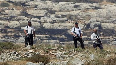 مستوطنون يهدمون سلاسل حجرية لشق طريق بأراضي الفلسطينيين