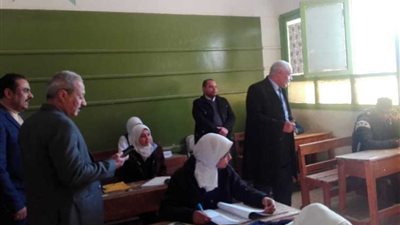 طلاب أولى ثانوي بأسيوط يؤدون امتحان 