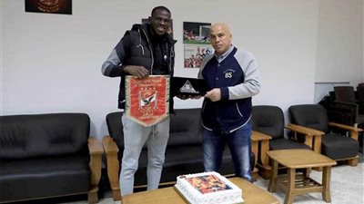 الأهلي يودع «كوليبالي».. ويهديه «درع وعلم» النادي 