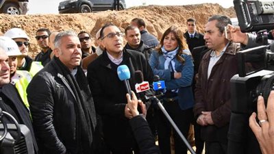 رئيس الوزراء يتفقد 