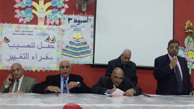 وكيل تعليم أسيوط يجتمع برؤساء لجان الشهادة الإعدادية استعدادًا للامتحانات