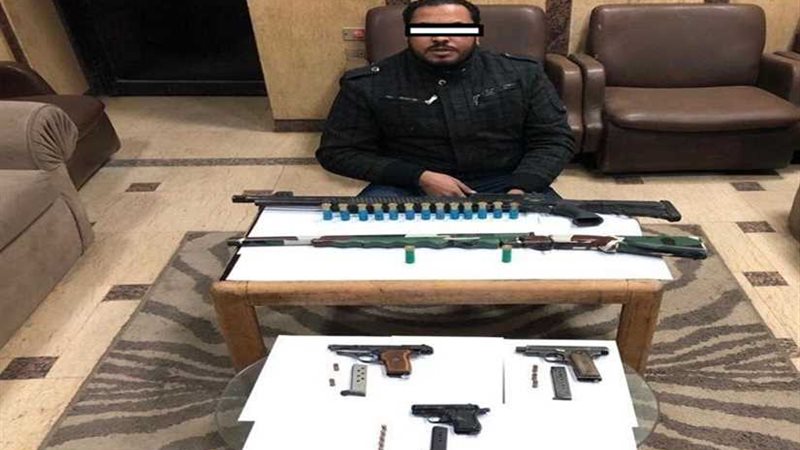 ضبط 5 أسلحة بحوزة