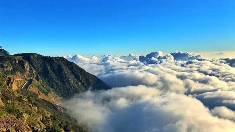 شاهد.. السحب تعانق