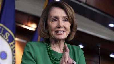بيلوسي تطالب ترامب تغيير موعد إلقاء 