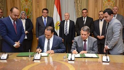 العصار وآمنه وعبد الغفار وعبيد يشهدون توقيع عقد مستشفى جامعي وكلية طب بالبحيرة