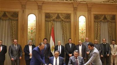 عميد آداب دمنهور تكرم فريق الأيزو بمجلس الكلية