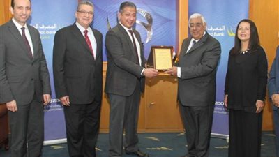 تكريم رئيس المصرف المتحد لمساندته المشروعات الصغيرة والمتوسطة