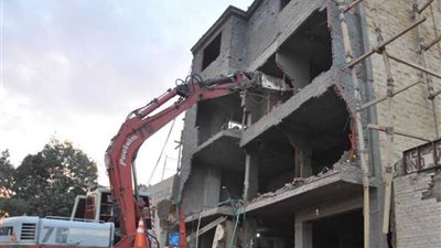 الجيزة تزيل 4 عقارات مخالفة بحرم المنطقة الأثرية (صور)