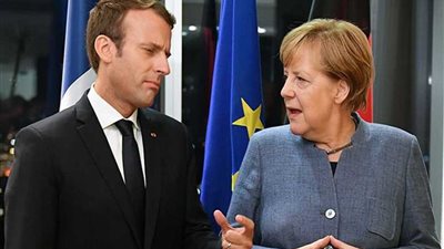 ميركل وماكرون يوقعان 