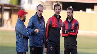 لاسارتي يجتمع بلاعبي الأهلي قبل موقعة شبيبة الساورة