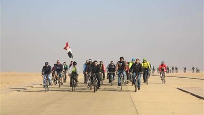 وزير الرياضة يقود ماراثون الدراجات للشباب العربي في سفح الأهرامات