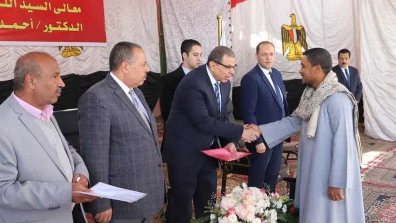 سعفان يسلم 800 شهادة