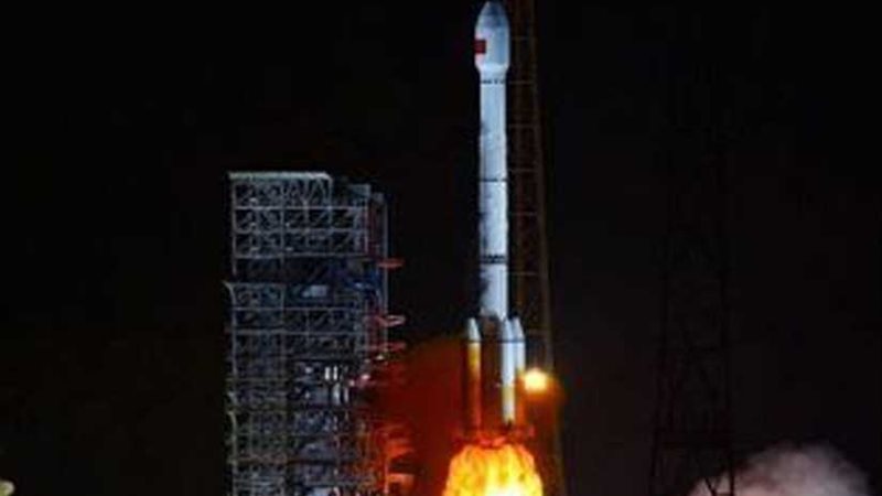 الصين تطلق 90 قمراً